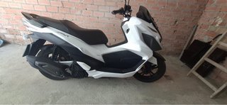 Moto SYM Scooter blanca y negra
