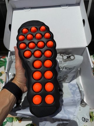 Nike mind 002 black hyper crimson