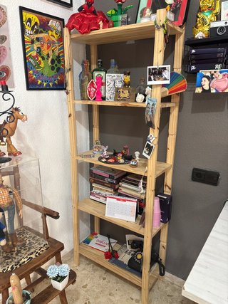 Estantería de pie.