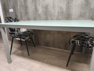 Mesa de cristal blanco y patas  plata de 140x90x75