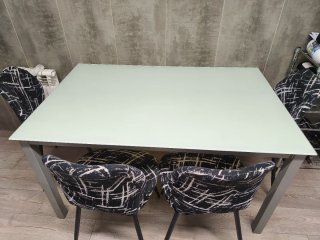Mesa de cristal blanco y patas  plata de 140x90x75