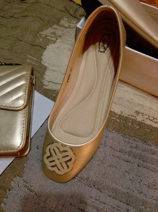 Bolso y zapatos dorados