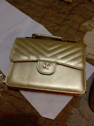 Bolso y zapatos dorados