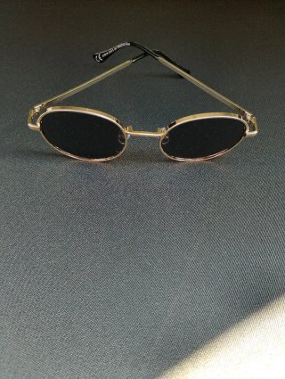 Gafas de sol doradas y verdes oliva.