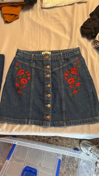 Falda vaquera Stradivarius bordada floral