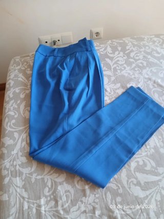 Pantalón de vestir azul con pinzas