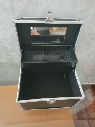 Caja de maquillaje negra y plateada