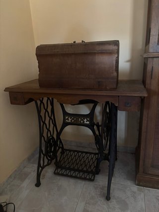 Máquina de coser antigua de madera y metal