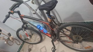 Bicicleta Rockrider solo tiene un  pedal roto