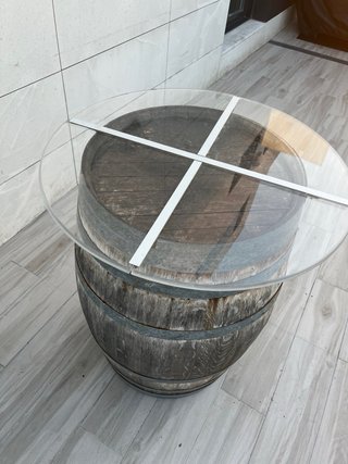 Barril de vino de madera y metal