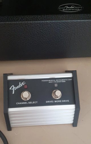 Amplificador Fender Frontman 212R