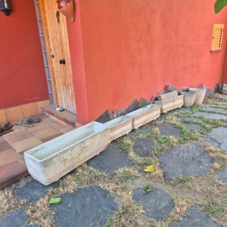 Jardineras de piedra.