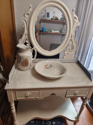 Tocador antiguo espejo y jarrón porcelana
