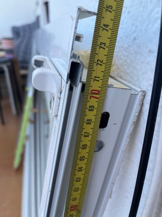 Puerta oscilobatiente con gatera