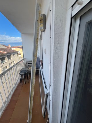 Puerta oscilobatiente con gatera
