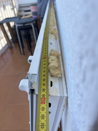 Puerta oscilobatiente con gatera