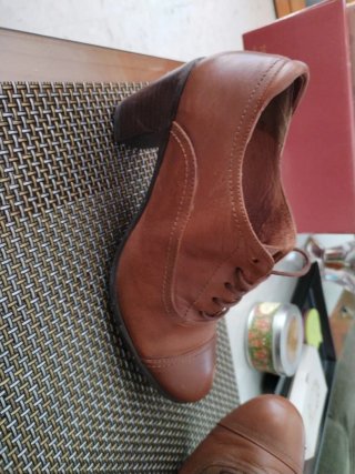 Zapatos de piel marrones c on cordones