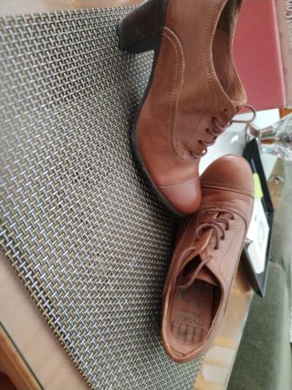 Zapatos de piel marrones c on cordones