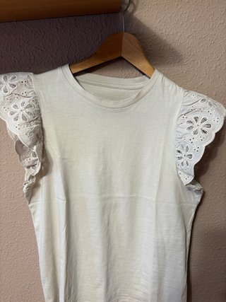 Camiseta beige con volantes