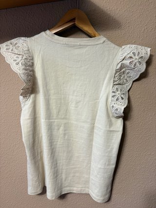 Camiseta beige con volantes