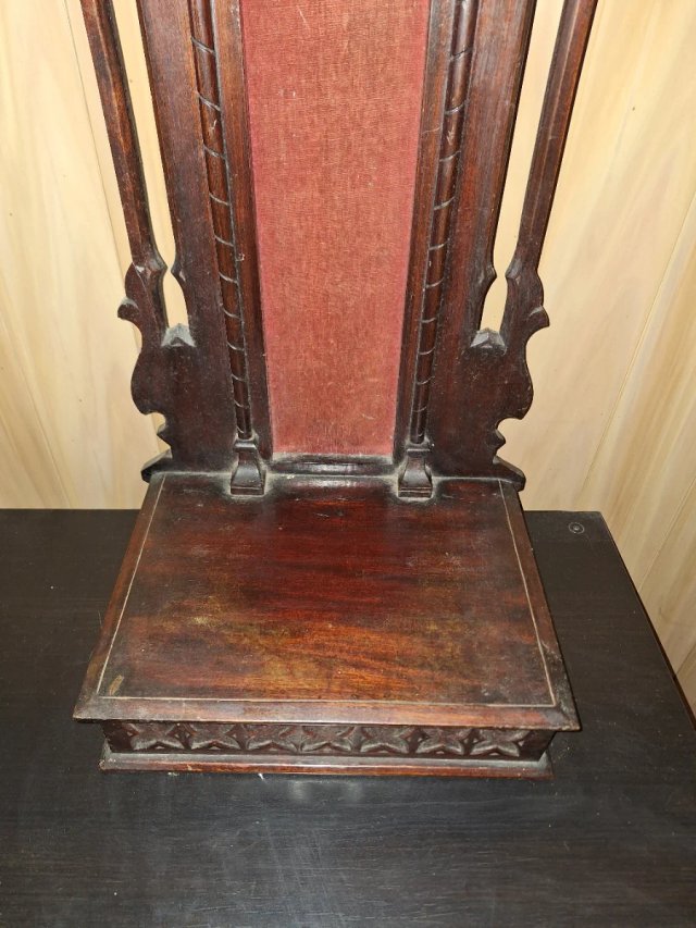 Silla de madera tallada estilo gótico