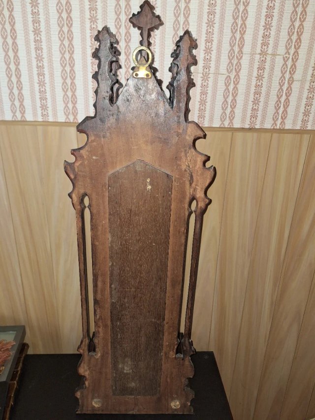 Silla de madera tallada estilo gótico