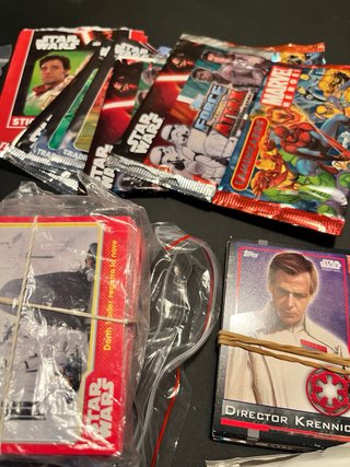 Caja variada: cromos y figuras coleccionables