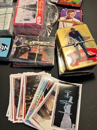 Caja variada: cromos y figuras coleccionables