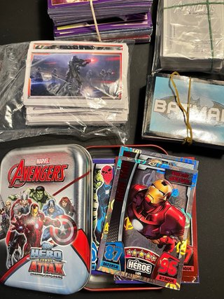 Caja variada: cromos y figuras coleccionables