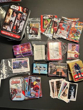 Caja variada: cromos y figuras coleccionables
