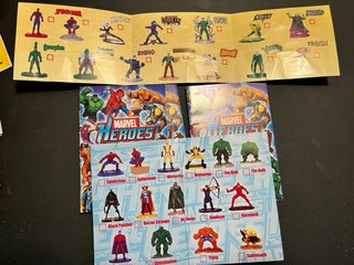 Caja variada: cromos y figuras coleccionables