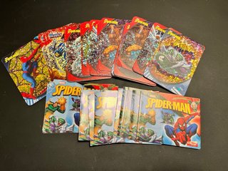 Caja variada: cromos y figuras coleccionables