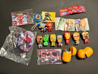 Caja variada: cromos y figuras coleccionables