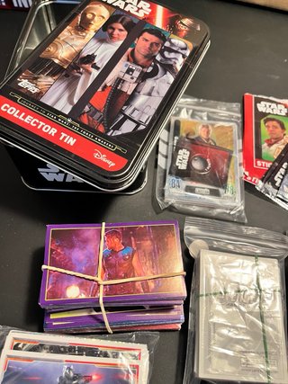 Caja variada: cromos y figuras coleccionables