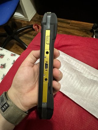 PSP 3000 personalizada negra y dorada