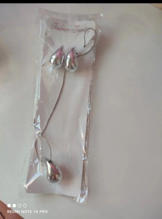 Conjunto collar y pendientes gota