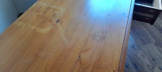 Escritorio de madera con cajón y estantes