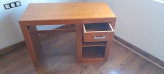 Escritorio de madera con cajón y estantes