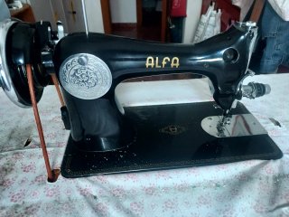 Máquina de coser Alfa con mueble y fundas