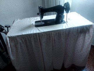 Máquina de coser Alfa con mueble y fundas