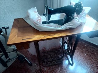 Máquina de coser Alfa con mueble y fundas
