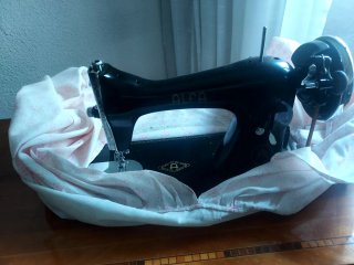 Máquina de coser Alfa con mueble y fundas