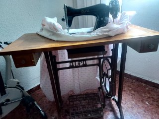 Máquina de coser Alfa con mueble y fundas