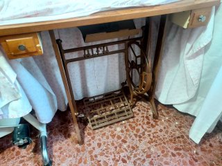 Máquina de coser Alfa con mueble y fundas