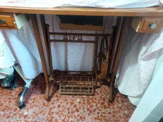 Máquina de coser Alfa con mueble y fundas