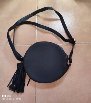 Bolso redondo negro con flecos