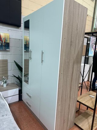 Dormitorio completo: armario, cómoda y mesita