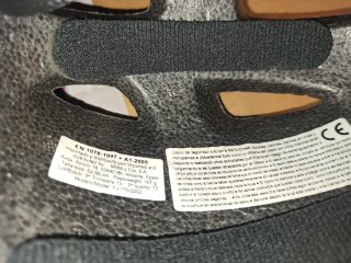 Casco de bicicleta negro de niño