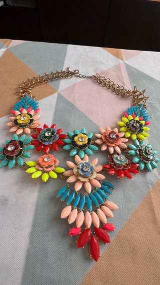 Collar llamativo con flores y piedras