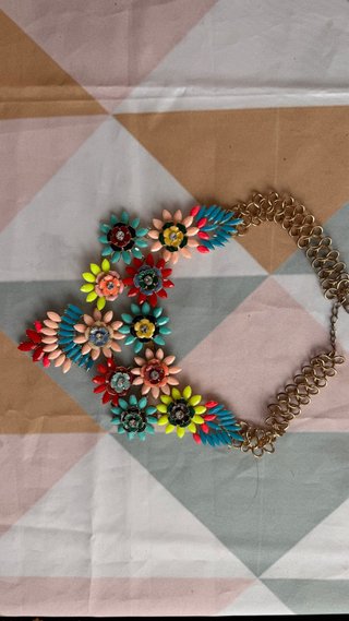 Collar llamativo con flores y piedras